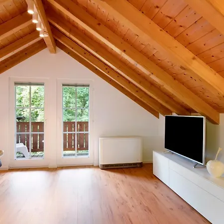 Gutenburghuesli Mit Garten Am Fluss