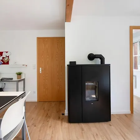 Gutenburghuesli Mit Garten Am Fluss