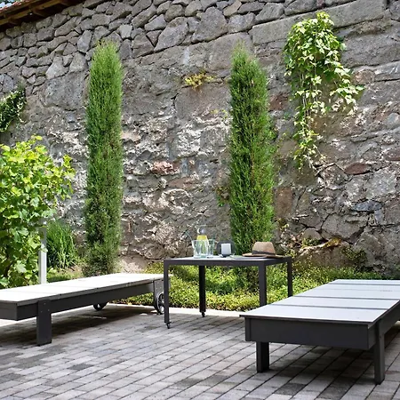 Gutenburghuesli Mit Garten Am Fluss