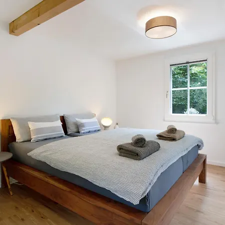 Gutenburghuesli Mit Garten Am Fluss