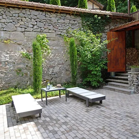 Gutenburghuesli Mit Garten Am Fluss