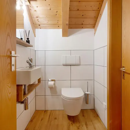 Feriehus Gutenburghuesli Mit Garten Am Fluss Weilheim